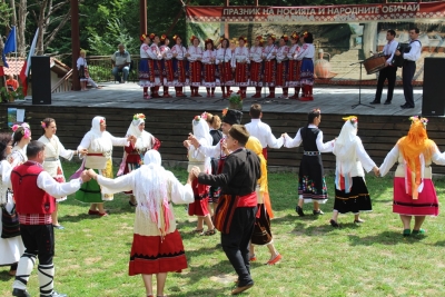 Народни обичаи, песни и танци събраха състави от цялата страна в Рибарица