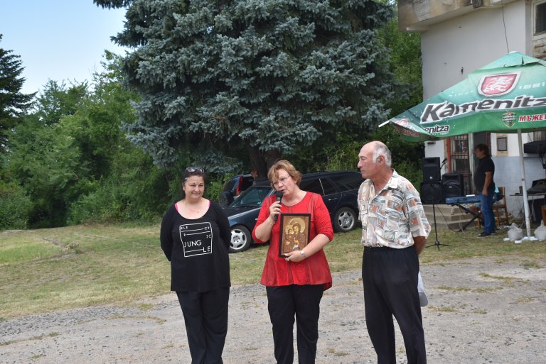 Икона на Света Богородица подари кметът Корнелия Маринова на най-стария храм в Ловешко в Деветаки