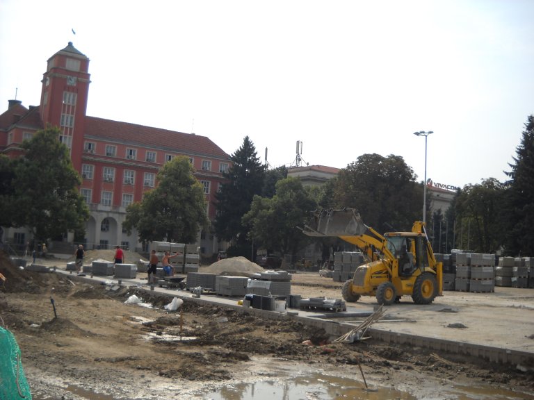 Обобщават заявките от кметове на кметства за старите плочки от площада в Плевен