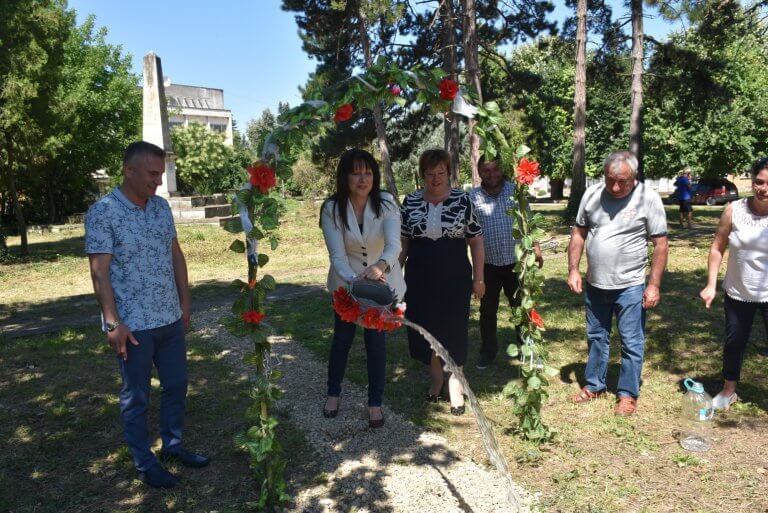 Кметът на Община Ловеч Корнелия Маринова взе участие в откриването на нов детски кът в парка на село Александрово