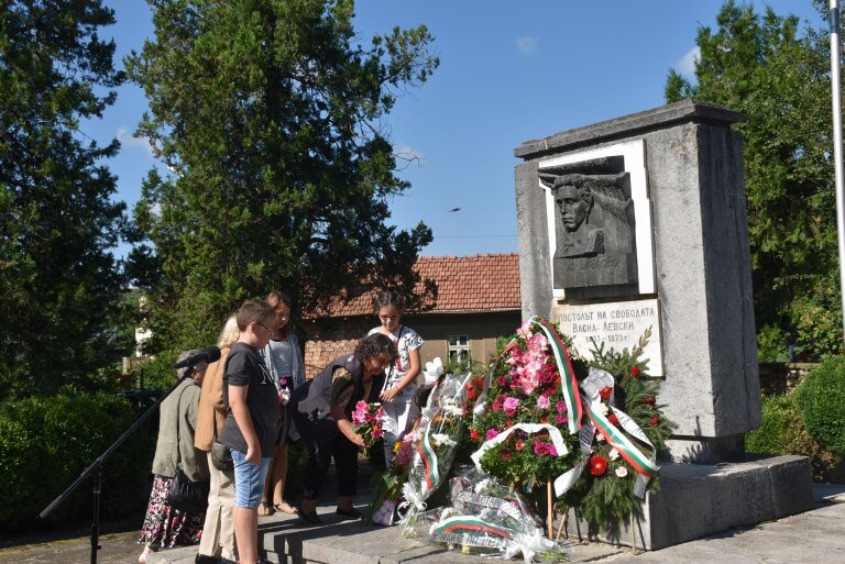 Гражданско поклонение пред паметника на Васил Левски се състоя в Къкринското ханче