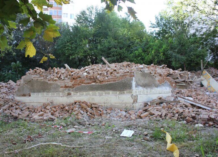 Продължава събарянето на опасни общински сгради в Плевен