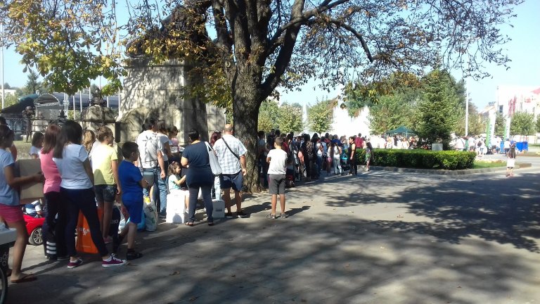 Стотици деца и родители се включиха в кампанията „Стара хартия за нова книга“ в Плевен