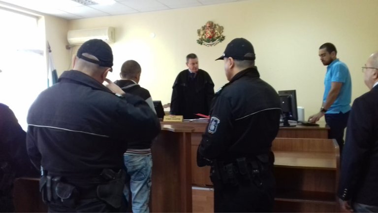 Оставиха в ареста обвинения за грабежа в Славяново