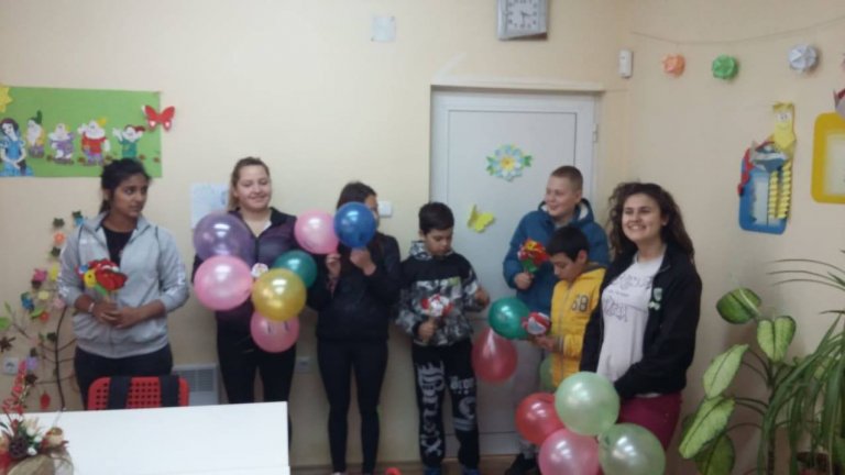 Доброволци и екипи вдъхновяваха жителите на град Левски в Международния ден на щастието