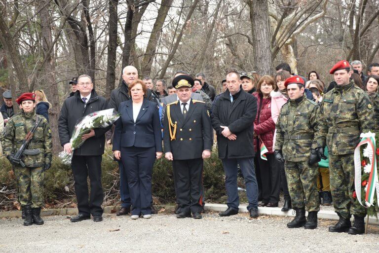 ﻿Ловеч отбеляза 3 март с поклонения, панихида,  поднасяне на цветя, военен ритуал и концерт