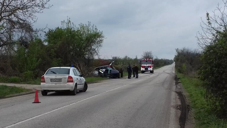 Водач на лек автомобил  и две годишно момиченце загинаха в тежка катастрофа на пътя град Долни Дъбник – град Искър