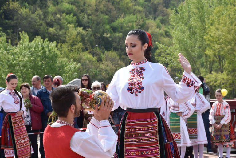 „Кумичка“ на Цветница в Ловеч  стана Кристина от Езиковата гимназия