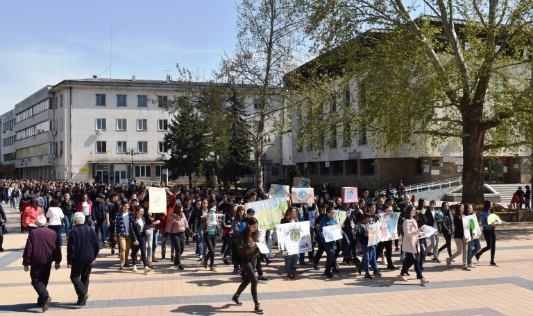 ﻿Стотици ученици в Ловеч подкрепиха инициатива на шведската активистка Грета Нунберг „Петъци за бъдеще“