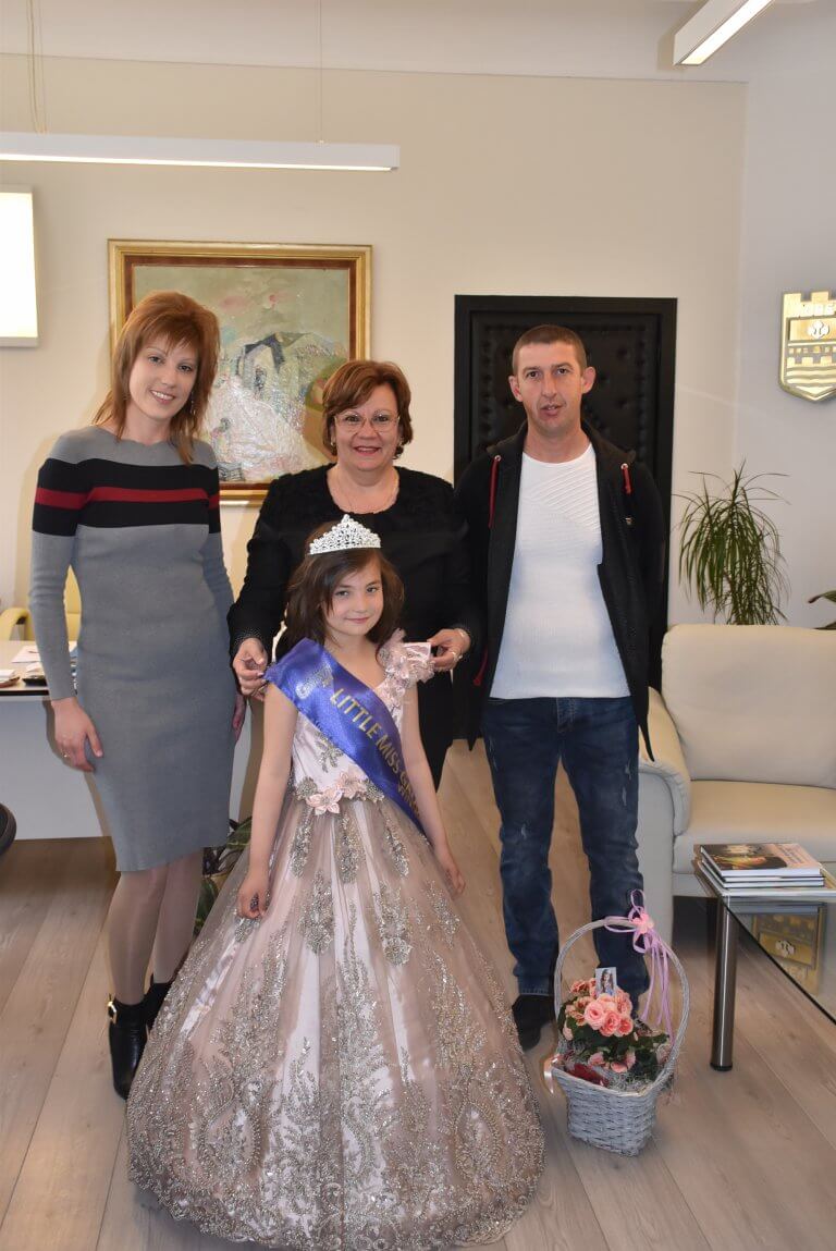 Победителката от детския конкурс Little Miss Galaxy 2019 имаше среща  с кмета на Ловеч ﻿