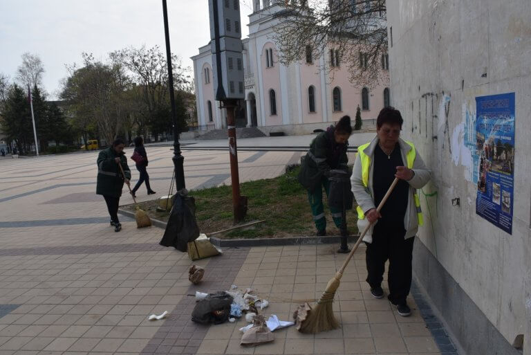 ﻿Кметът на Ловеч иска да види тримата младежи, които на 2 април замърсиха центъра на града