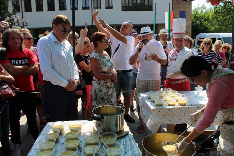 2500 порции бяха раздадени на традиционния Празник на Тетевенската саламура