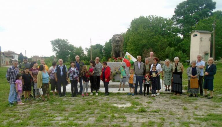 Община Ловеч за първи път отбеляза паметния 2 юни  с мълчаливо шествие от скулптурната композиция за Априлското въстание до Кървавия камък в кв. „Дръстене“