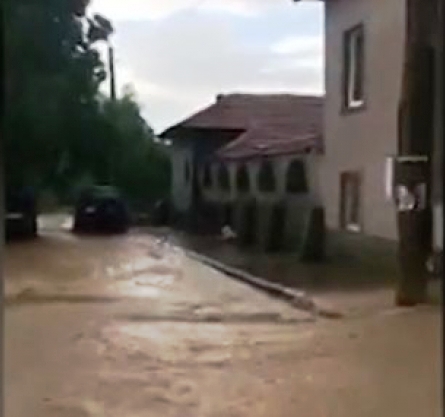 ﻿Поройни дъждове в Ловешко създадоха проблеми в Северна индустриална зона и няколко села