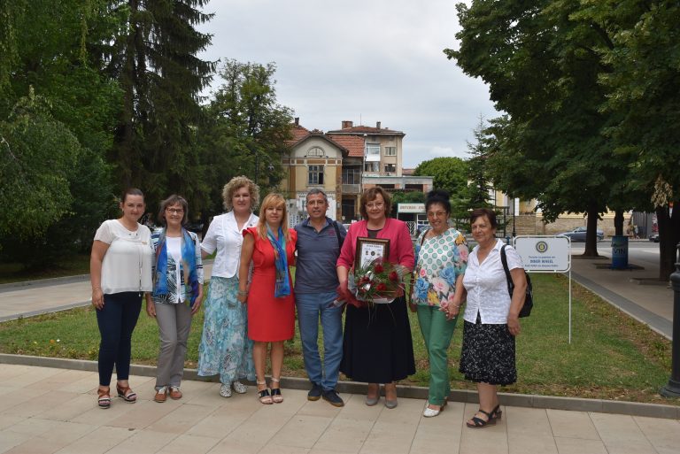 ﻿Дамите от INNER WHEEL подариха на Община Ловеч розова градина