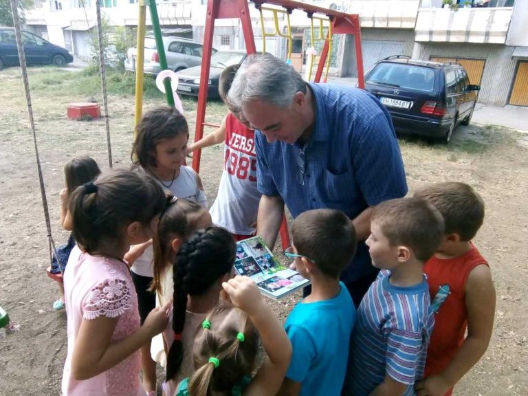 На нова детска площадка се радват малчуганите в жк „Дружба”