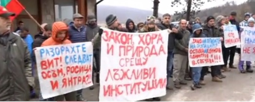 Природозащитници излязоха на протест днес в района на пътен възел „Боаза“ заради разрушаване на коритото на река Вит