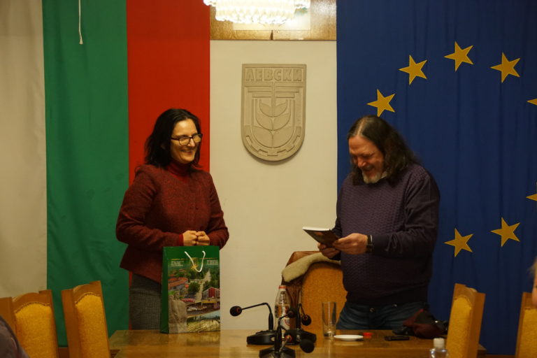 Нидал Алгафари се срещна с читатели в родния град на майка си – Левски