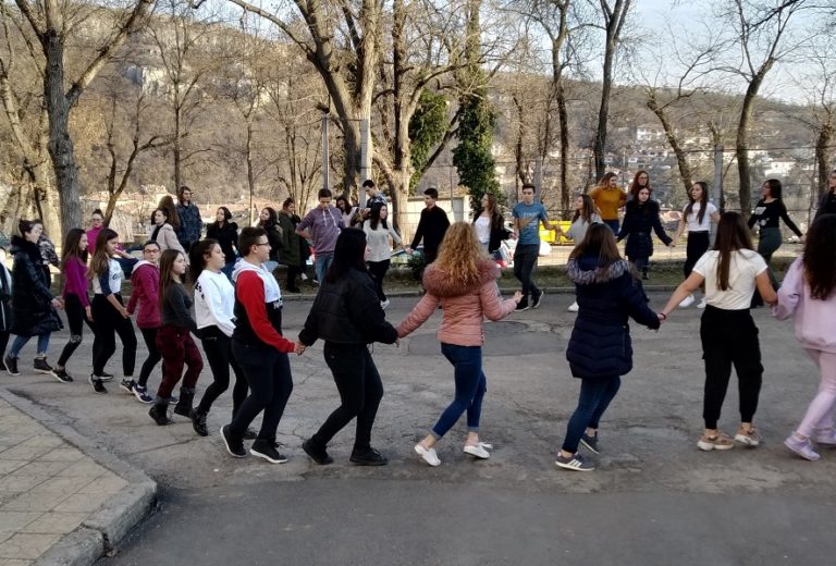 Учениците от ПЕГ „Екзарх Йосиф І” в Ловеч отбелязаха Световния ден на прегръдката