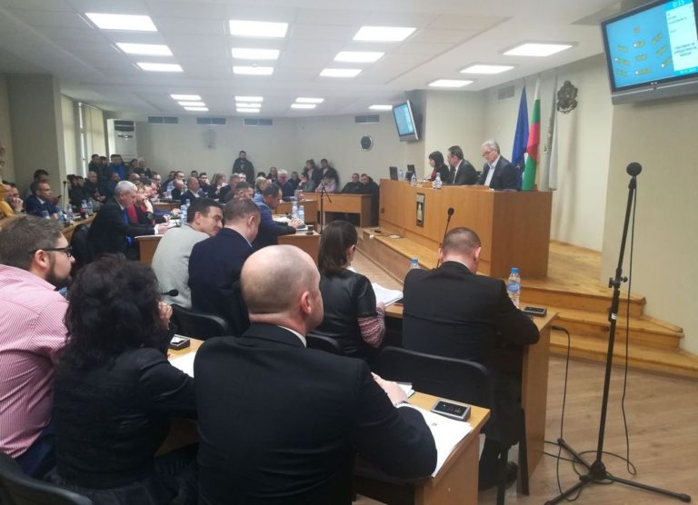 Общински съвет – Плевен дискутира над два часа решение за наем на павилиони