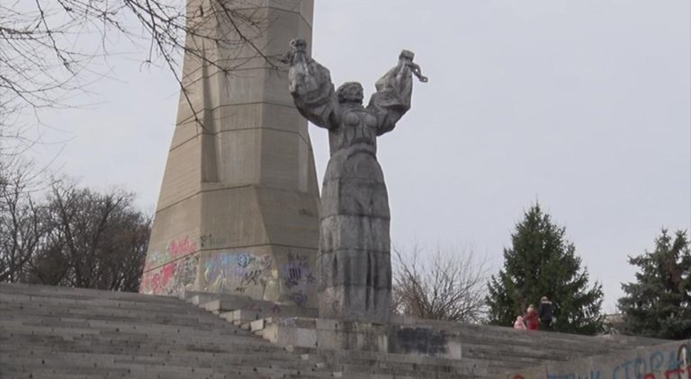 Ще чистят паметника на бул. „Скобелев“ от графитите