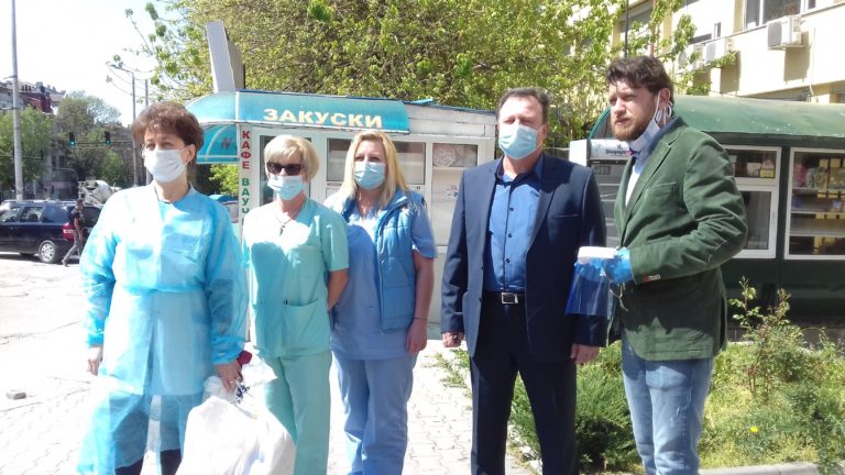 Мариана Попова и Веселин Плачков връчиха дарение от Авиационно-космически форум на УМБАЛ „Д-р Георги Странски“