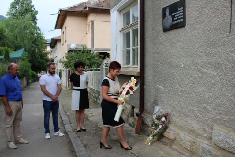 Кметът на Тетевен д-р Мадлена Бояджиева поднесе цветя пред паметната плоча на генерал Владимир Вазов