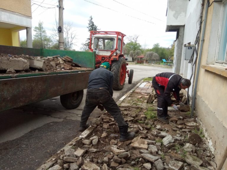 Усилено ремонтират тротоари в село Къкрина, община Ловеч