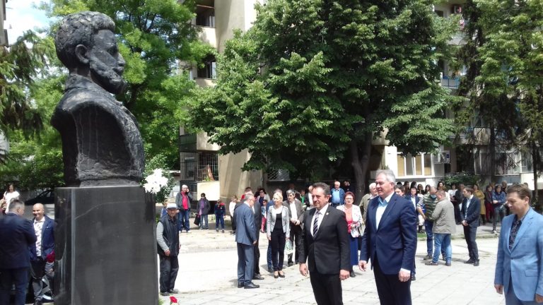 С поднасяне на цветя и звук на сирени Плевен отбеляза Деня на Ботев