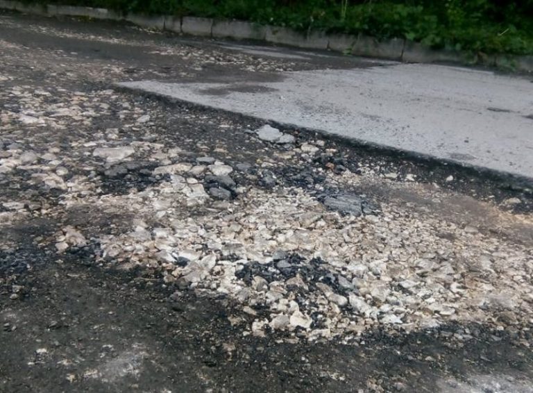 С изкърпване на дупки в уличната мрежа и възстановяване на тротоари продължават текущите ремонти
