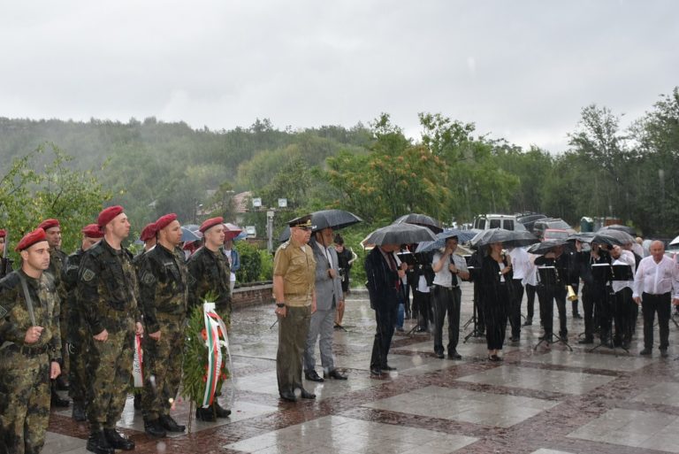 Въпреки дъжда гражданското поклонение пред паметника на Левски в Ловеч се състоя