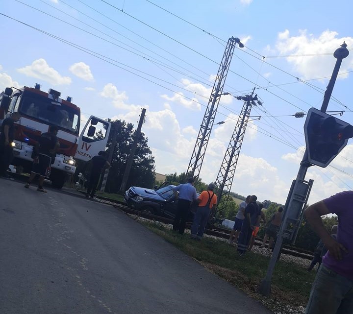Влак блъсна кола, пострадали са две жени