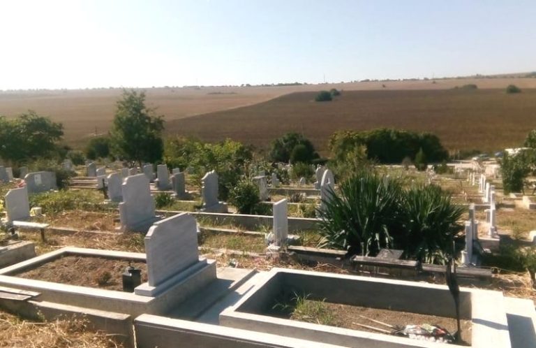 Приключва косенето на гробищните паркове, започва разчистване на храстова растителност и клони