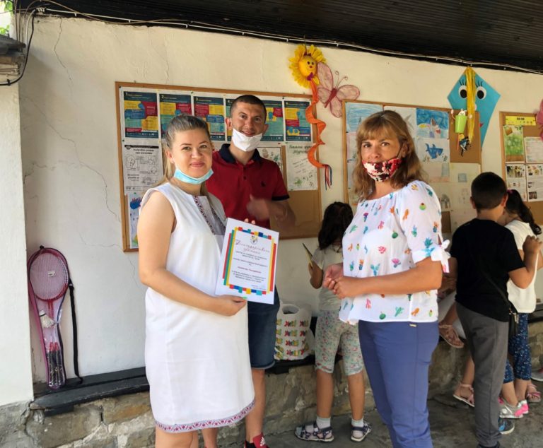 Младо троянско семейство подари играчки на детска градина