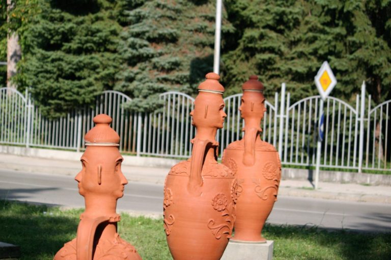 Нови стомни красят Троян