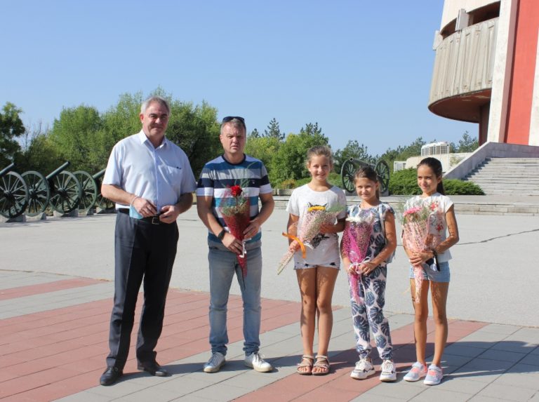 Кметът на Плевен Георг Спартанаски, поднесе цветя в парк музей Скобелев по повод 143 години от Третия щурм