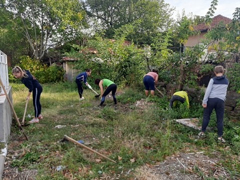 Младежи от село Лисец реновираха футболно игрище и изградиха ново волейболно игрище