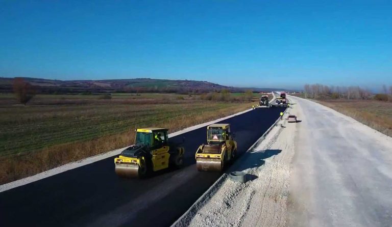 Започна полагането на първите асфалтови пластове по трасето между Боаза и п. в. „Дерманци“ на АМ „Хемус”