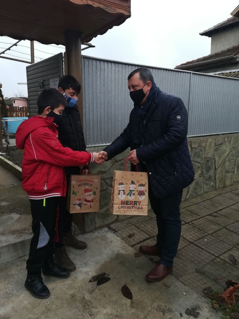 Кметът на Павликени раздаде коледни подаръци на децата от приемната грижа