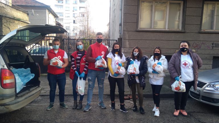 Доброволци подариха лакомства на  деца сираци и полусираци от община Троян