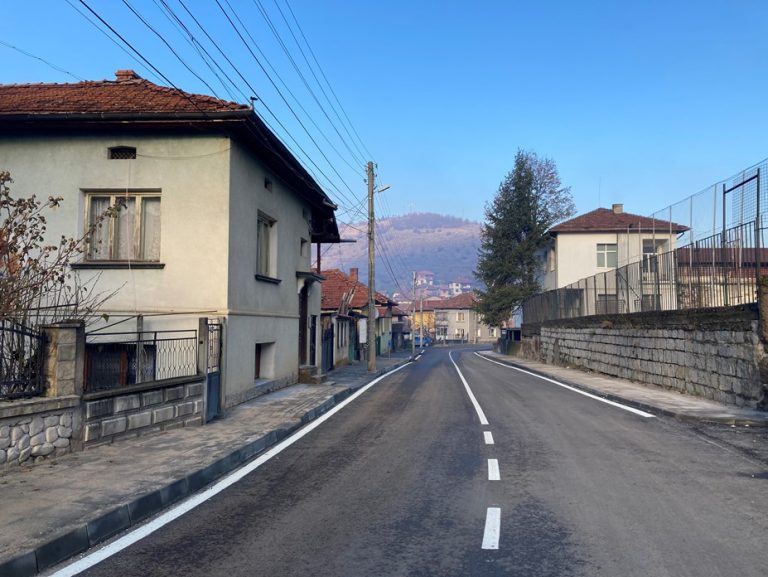 Главната улица в село Галата с нов облик
