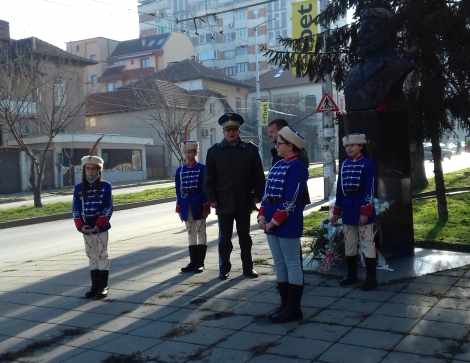 Ученици от НУ „Христо Ботев“ отбелязаха 173 години от рождението на своя патрон