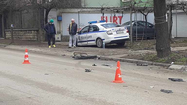 Автомобил блъсна патрулка в Ловеч