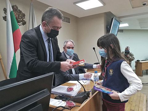 Деца подариха мартеници на съветниците в Плевен