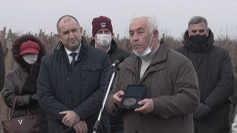 Президентът Румен Радев връчи почетен плакет „Св. Св. Кирил и Методий“ на Института по лозарство и винарство в Плевен
