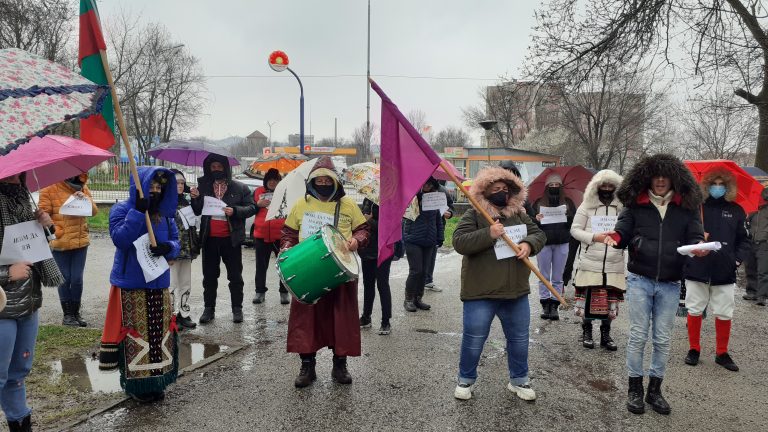 Протест на самодейци с  хоро под дъжда в Ловеч