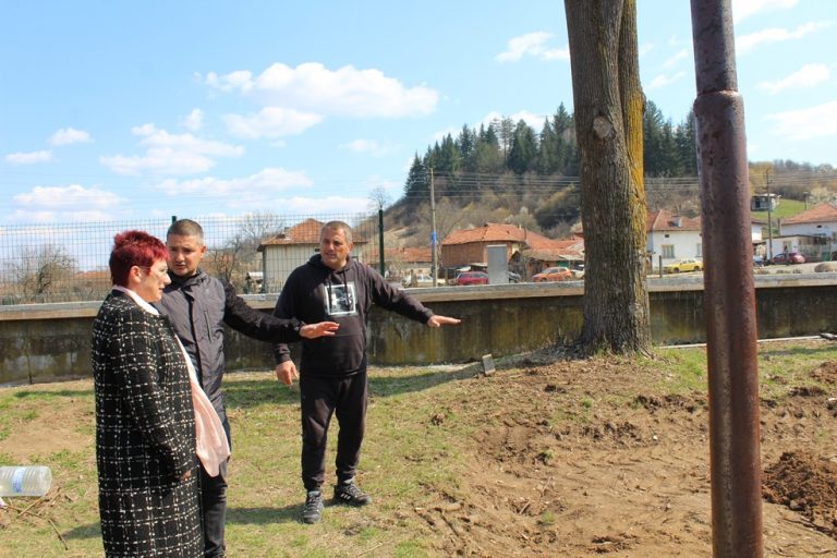 Започна изграждането на спортна площадка в село Български извор