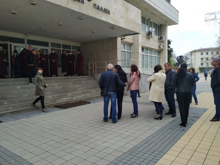 Протест пред Съдебната палата в Ловеч