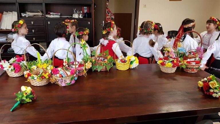 Деца от детска градина „Снежанка“ лазаруваха във Второ РУ – Плевен. Малките момиченца пяха песни, танцуваха и благославяха полицаите за здраве и късмет