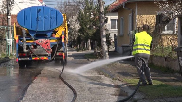 Продължава пролетното измиване на улиците  в Троян